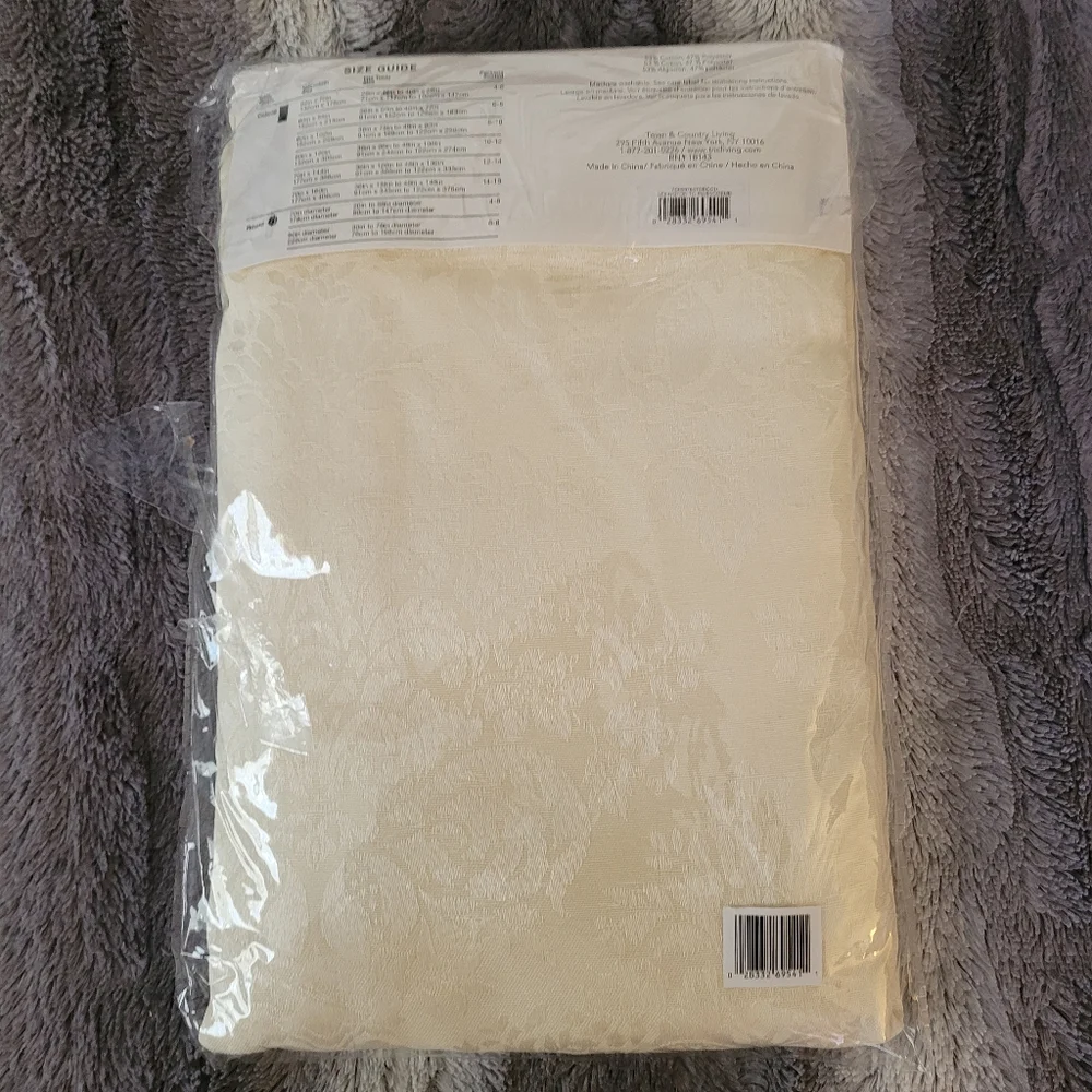 Town and Country Living Tablecloth NWT 60